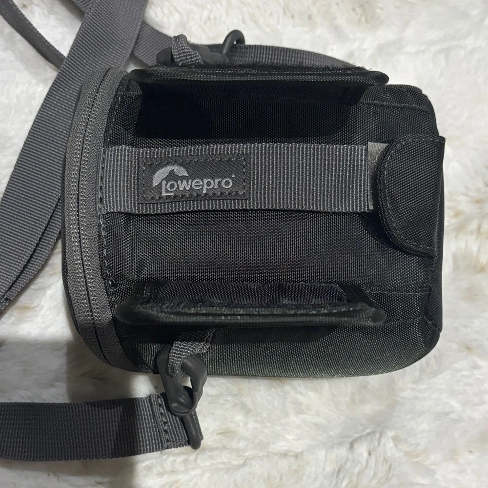 Lowepro Dashpoint 30 Compact Camera Pouch with Adjustable Strap - Picture 2 of 5